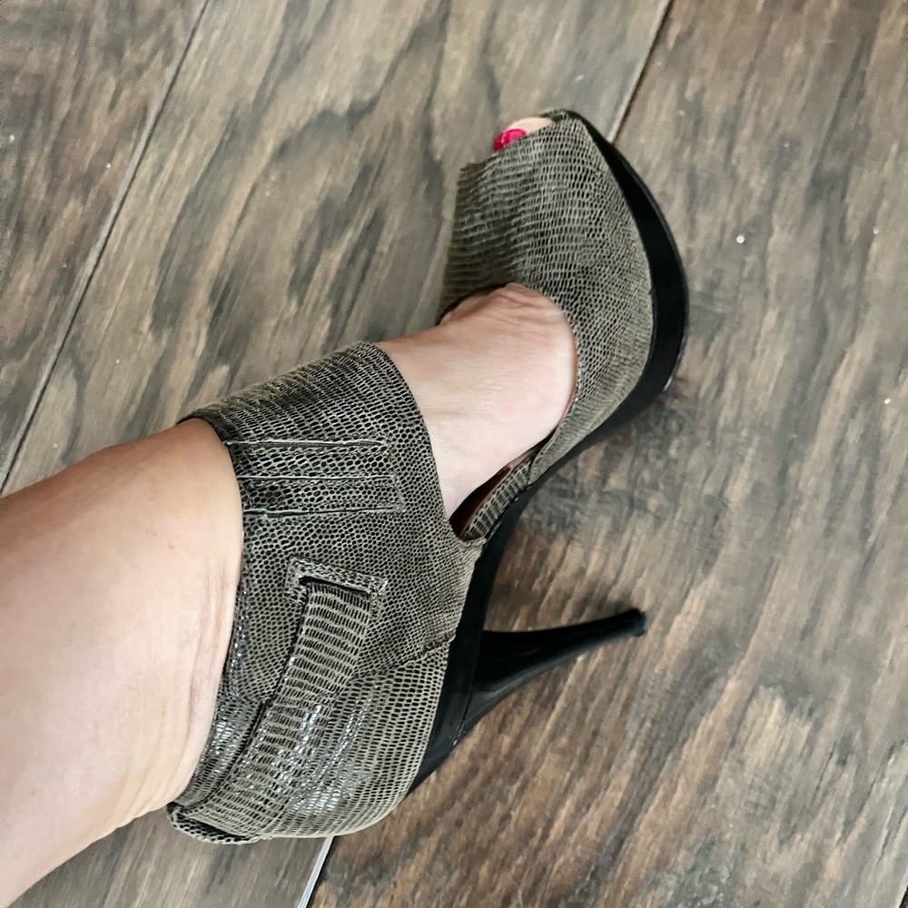 MK heels peep toe heels. Size 6.5.  I’m a sz 7 and they still fit me.